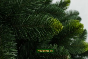 umelý vianočný zelený stromček na Vianoce