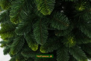 umelý zelený vianočný stromček
