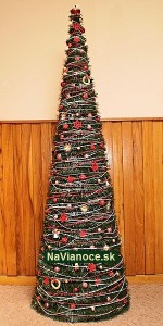 umelý ozdobený vianočný strom
