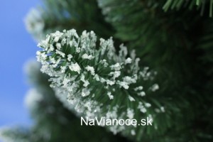 biely vianočný stromček