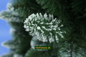 snehovo biely vianočný stromček
