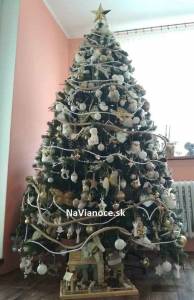 ozdobený biely vianočný stromček